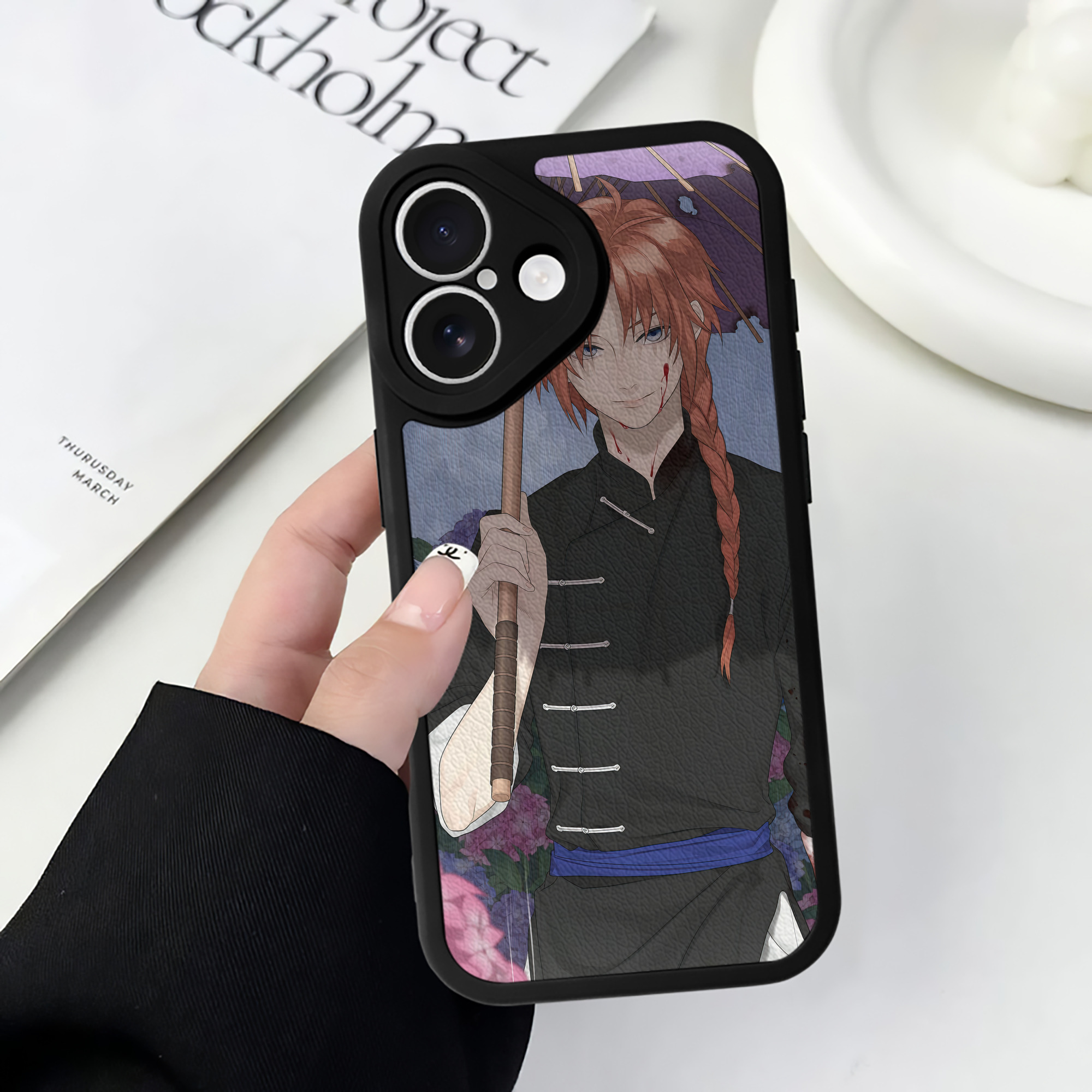 （画像用） ぎんたま 坂田銀時（さかたぎんとき） 神楽 志村新八（しむら しんぱち） GINTAMA Sakata Gintoki Kagura Shimura Shinpachi 【iPhone 16シリーズ対応】シリコンスマホケース（レザー調） 材質：シリコン